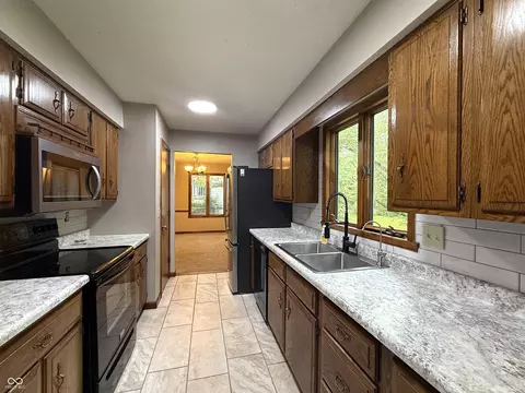 Kitchen - 649 Elm Dr, Plainfield, IN 46168 photo 4 of 4