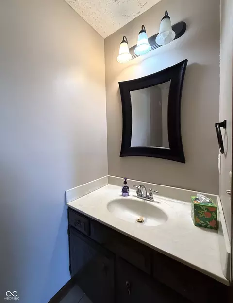 Bath - 649 Elm Dr, Plainfield, IN 46168 photo 7 of 7