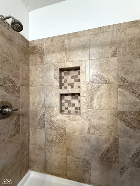 Bath - 649 Elm Dr, Plainfield, IN 46168 photo 2 of 7