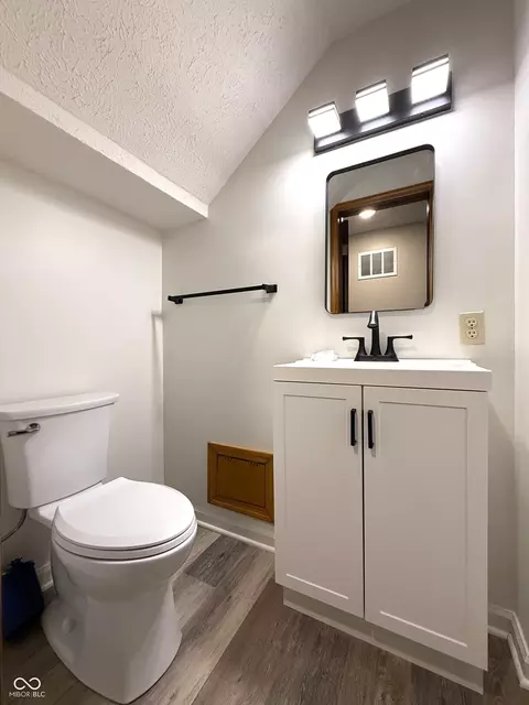 Bath - 649 Elm Dr, Plainfield, IN 46168 photo 5 of 7