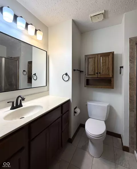 Bath - 649 Elm Dr, Plainfield, IN 46168 photo 1 of 7