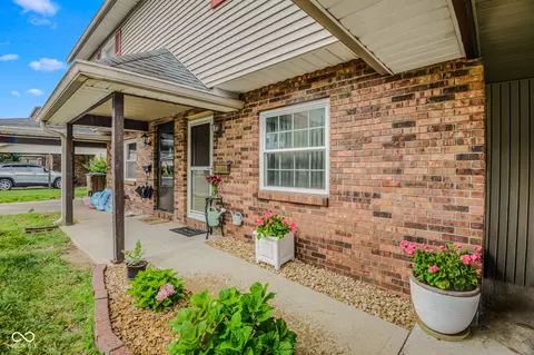 2090 Thriving Dr, Columbus, IN 47201