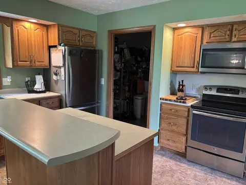 Kitchen - 1673 E 1550 N Rd, Covington, IN 47932 photo 2 of 3