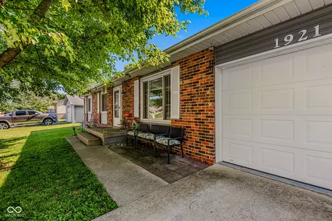 1921 Lockerbie Dr, Columbus, IN 47203