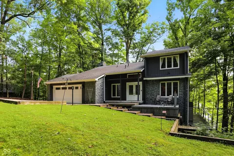 7899 S Timber Cliff Ln, Trafalgar, IN 46181
