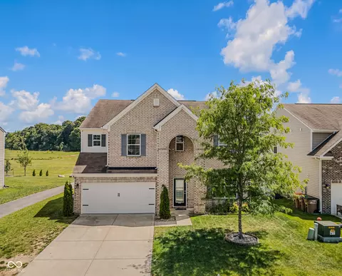 2071 Creek Bank Dr, Columbus, IN 47201