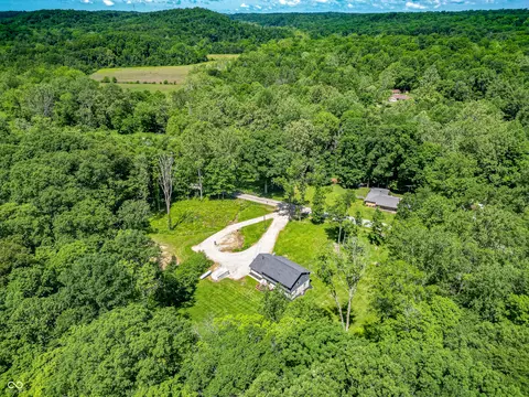 41 N Wolfcreek Rd, Columbus, IN 47201