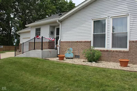 400 Unit 1 Longcastle Dr, Greencastle, IN 46135