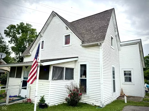 7 N Main St, Whitestown, IN 46075