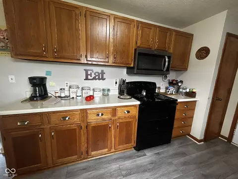 Kitchen - 4684 Hackberry Dr, Columbus, IN 47201 photo 6 of 6