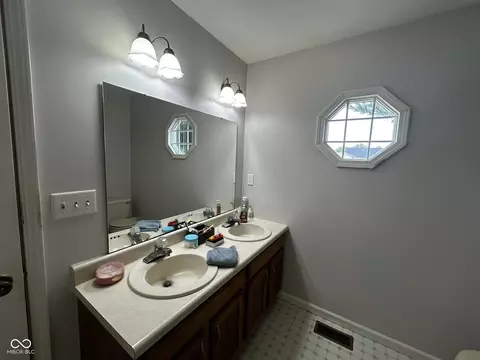 Bath - 4684 Hackberry Dr, Columbus, IN 47201 photo 2 of 5