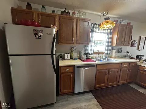Kitchen - 4684 Hackberry Dr, Columbus, IN 47201 photo 4 of 6