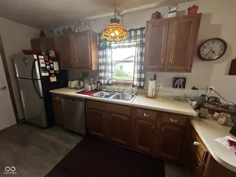 Kitchen - 4684 Hackberry Dr, Columbus, IN 47201 photo 5 of 6
