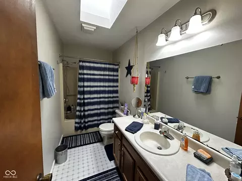 Bath - 4684 Hackberry Dr, Columbus, IN 47201 photo 3 of 5