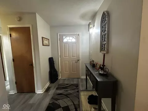Entry Way - 4684 Hackberry Dr, Columbus, IN 47201 photo 2 of 3