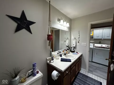 Bath - 4684 Hackberry Dr, Columbus, IN 47201 photo 4 of 5