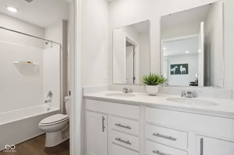 Bath - 6718 Elden Dr, Indianapolis, IN 46221 photo 1 of 6