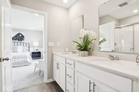 Bath - 6718 Elden Dr, Indianapolis, IN 46221 photo 5 of 6