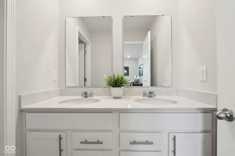 Bath - 6718 Elden Dr, Indianapolis, IN 46221 photo 2 of 6
