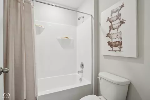 Bath - 6718 Elden Dr, Indianapolis, IN 46221 photo 3 of 6