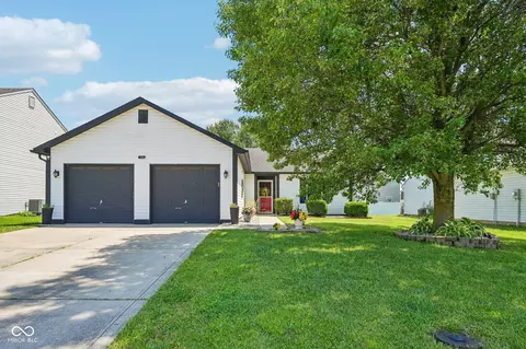 718 Breakers Ln, Fortville, IN 46040