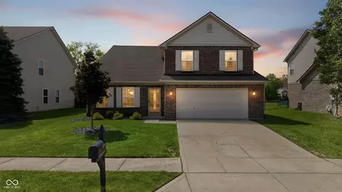 8716 N Springview Dr, Mccordsville, IN 46055