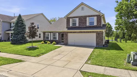 8716 N Springview Dr, Mccordsville, IN 46055