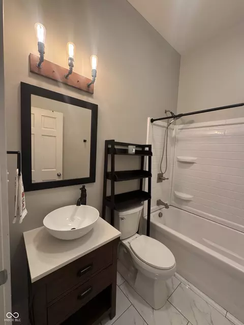 Bath - 206 6th St, Covington, IN 47932 photo 2 of 3