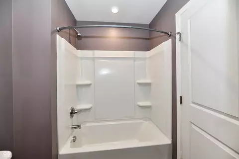 Bath - 9739 Oak Grove Dr, Pendleton, IN 46064 photo 3 of 3