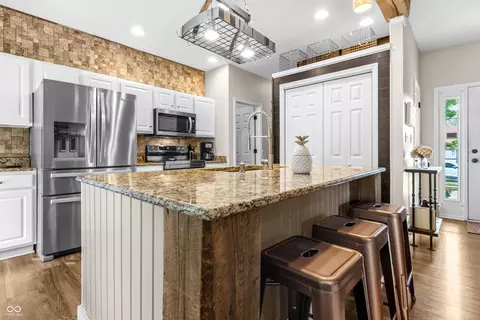Kitchen - 5926 Regency Dr, Columbus, IN 47203 photo 12 of 12