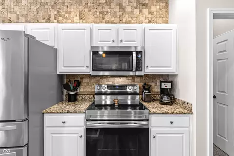 Kitchen - 5926 Regency Dr, Columbus, IN 47203 photo 7 of 12