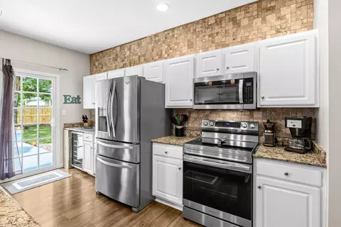 Kitchen - 5926 Regency Dr, Columbus, IN 47203 photo 8 of 12