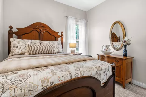 Bedroom - 5926 Regency Dr, Columbus, IN 47203 photo 6 of 7