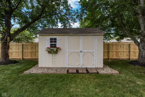 Exterior - 5926 Regency Dr, Columbus, IN 47203 photo 14 of 14