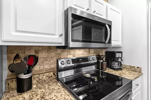Kitchen - 5926 Regency Dr, Columbus, IN 47203 photo 9 of 12