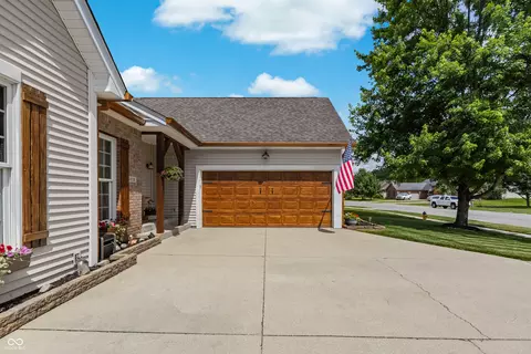 Exterior - 5926 Regency Dr, Columbus, IN 47203 photo 2 of 14