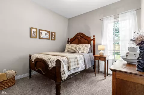 Bedroom - 5926 Regency Dr, Columbus, IN 47203 photo 5 of 7