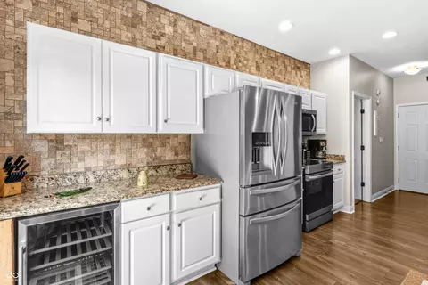 Kitchen - 5926 Regency Dr, Columbus, IN 47203 photo 5 of 12