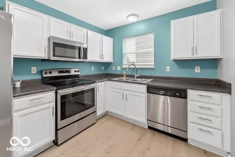 Kitchen - 910 Stonehurst Dr, Franklin, IN 46131 photo 3 of 3