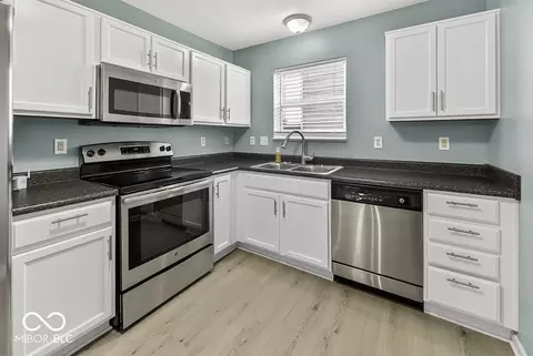 Kitchen - 910 Stonehurst Dr, Franklin, IN 46131 photo 2 of 3