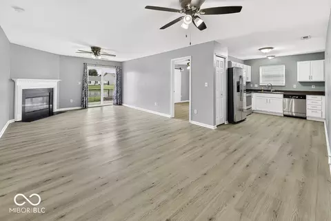 Living - 910 Stonehurst Dr, Franklin, IN 46131 photo 2 of 3
