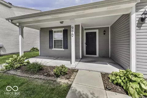Exterior - 910 Stonehurst Dr, Franklin, IN 46131 photo 2 of 5