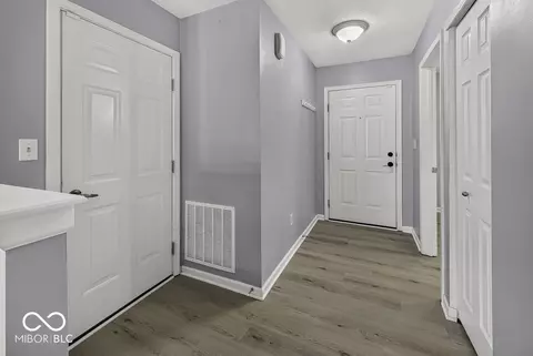 Entry Way - 910 Stonehurst Dr, Franklin, IN 46131 photo 2 of 2