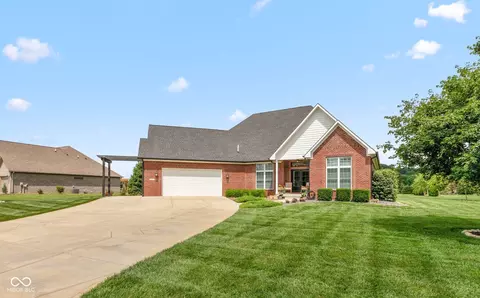 1055 Golden Leaf Dr, Martinsville, IN 46151