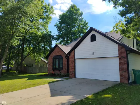 6706 Oak Lake Dr, Indianapolis, IN 46214