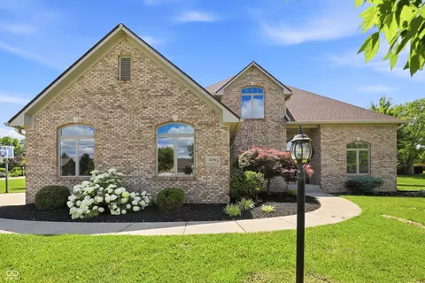 3256 Waterside Ct, Greenwood, IN 46143
