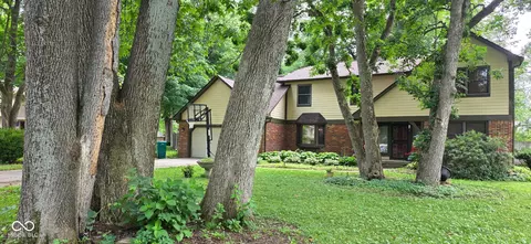 1914 S Hunters Ridge Ln, Greenwood, IN 46143