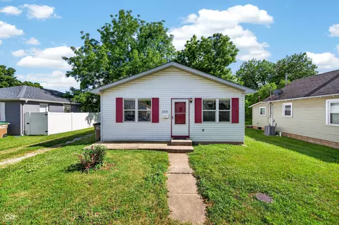 Exterior - 2231 Mapleton Ct, Columbus, IN 47201 photo 5 of 9