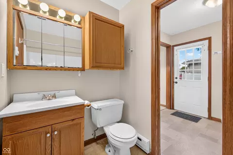 Bath - 2231 Mapleton Ct, Columbus, IN 47201 photo 2 of 3