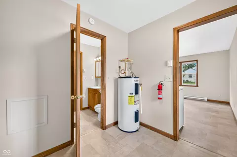 Entry Way - 2231 Mapleton Ct, Columbus, IN 47201 photo 2 of 3